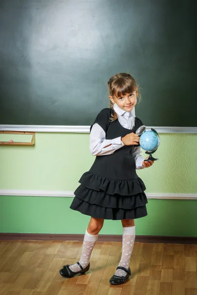 学校，女孩，女生 6 年在一件黑色的连衣裙和白色 sh — 图库照片