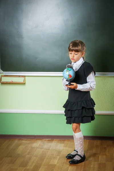 Skola, flicka, skolflicka 6 år i en svart klänning och en vit sh — Stockfoto