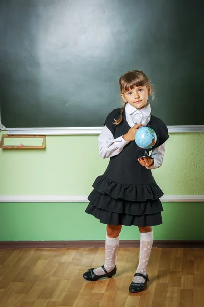 Skola, flicka, skolflicka 6 år i en svart klänning och en vit sh — Stockfoto