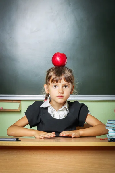 Escola, menina, estudante 6 anos em um vestido preto e um branco sh — Fotografia de Stock