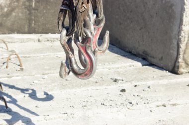 building foundations, reinforcement, concrete, rubble, on hooks