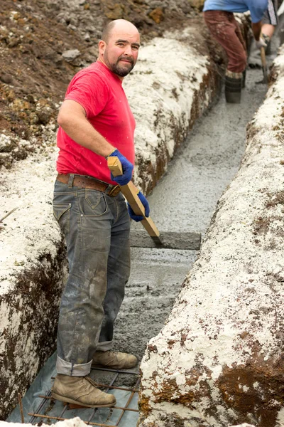 Mannelijke bouwvakker bezig met de bouw van de stichtingen — Stockfoto