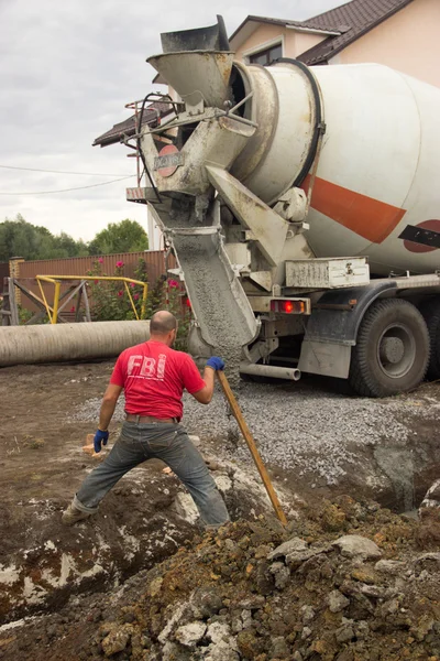 Trabajador de la construcción que trabaja en la construcción del foun — Foto de Stock