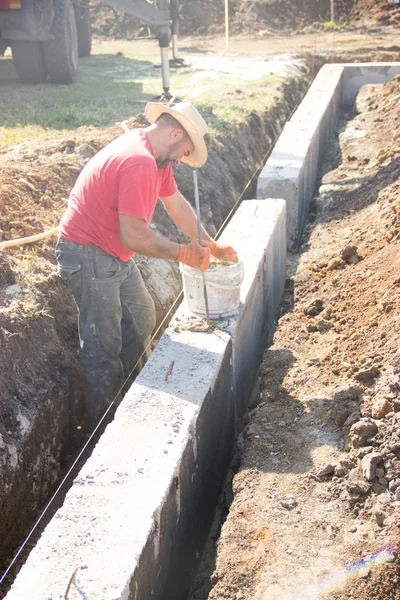 Mannelijke bouwvakker bezig met de bouw van de stichtingen — Stockfoto