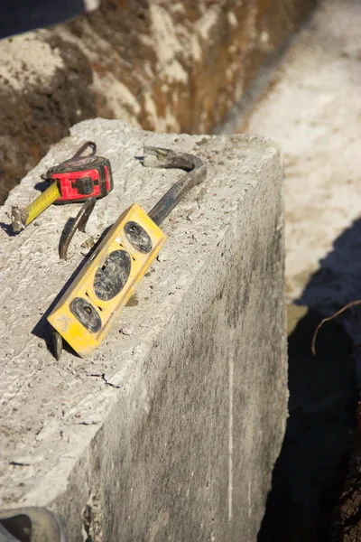 Lie on a concrete block construction tools, ruler, level, ruler, — Stok fotoğraf