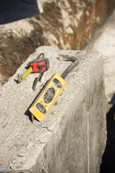 Lie on a concrete block construction tools, ruler, level, ruler, — Φωτογραφία Αρχείου