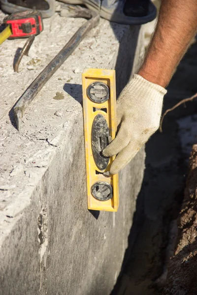 Lie on a concrete block construction tools, ruler, level, ruler, — Stockfoto