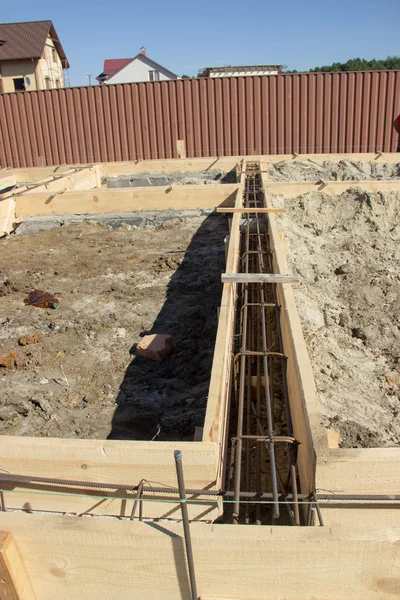 Cimientos del edificio, refuerzo, escombros de hormigón, madera para — Foto de Stock