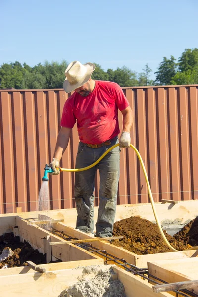 Mannelijke bouwvakker bezig met de bouw van de stichtingen — Stockfoto