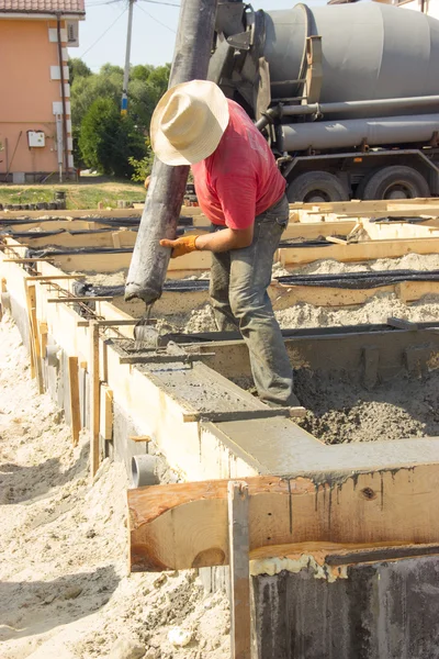 Erkek inşaat işçisi vesilesi inşaatı — Stok fotoğraf