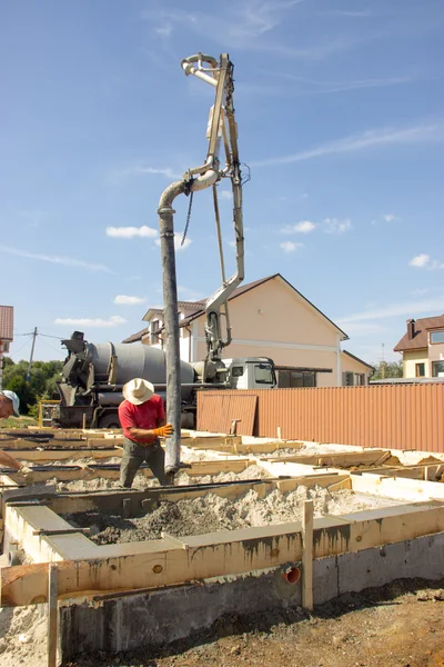 Mannelijke bouwvakker bezig met de bouw van de stichtingen — Stockfoto