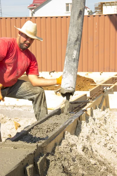 Мужчина строитель, работающий на строительстве фонтана — стоковое фото