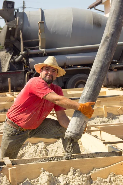 Erkek inşaat işçisi vesilesi inşaatı — Stok fotoğraf