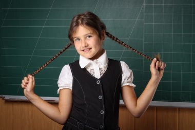 Kız kız öğrenci bir siyah okul üniforması, tw ile beyaz bir gömlek