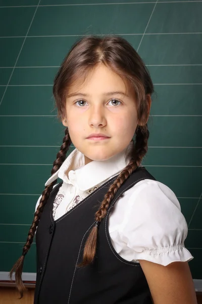 Chica colegiala en un uniforme escolar negro, una camisa blanca con tw —  Fotos de Stock