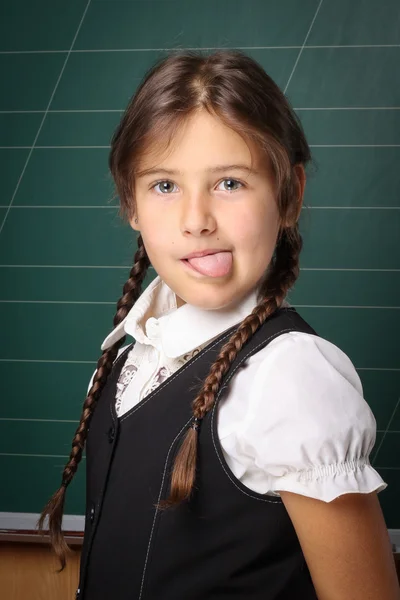 Chica colegiala en un uniforme escolar negro, una camisa blanca con tw —  Fotos de Stock