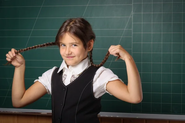 Дівчина школярка в чорній шкільній формі, біла сорочка з двійкою — стокове фото