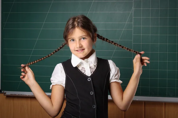 Fata scolarita intr-o uniforma de scoala neagra, o camasa alba cu tw — Fotografie, imagine de stoc