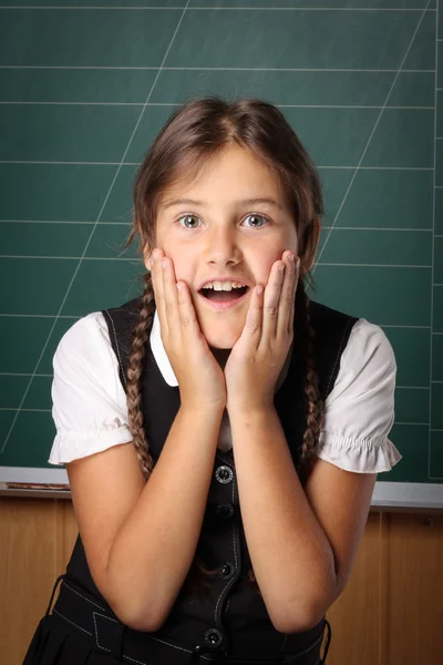 Chica colegiala en un uniforme escolar negro, una camisa blanca con tw —  Fotos de Stock