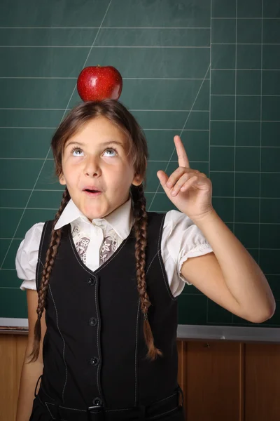 Flicka skolflicka i en svart skoluniform, en vit skjorta, med t — Stockfoto