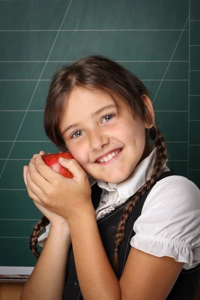 Fata școlăriță într-o uniformă de școală neagră, o cămașă albă, cu t — Fotografie, imagine de stoc