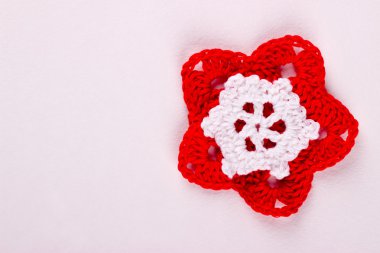 Kızıl Yıldız, örgü beyaz zemin üzerine kırmızı iplik