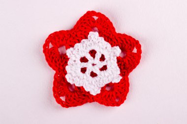 Kızıl Yıldız, örgü beyaz zemin üzerine kırmızı iplik