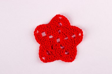 Kızıl Yıldız, örgü beyaz zemin üzerine kırmızı iplik