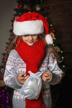 Noel Baba şapkası kırmızı atkı ve örgü swea, küçük kız