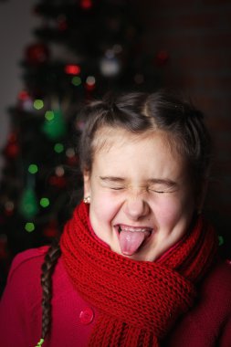 pigtails içinde TZB karşı kırmızı örgü kazak ile küçük kız