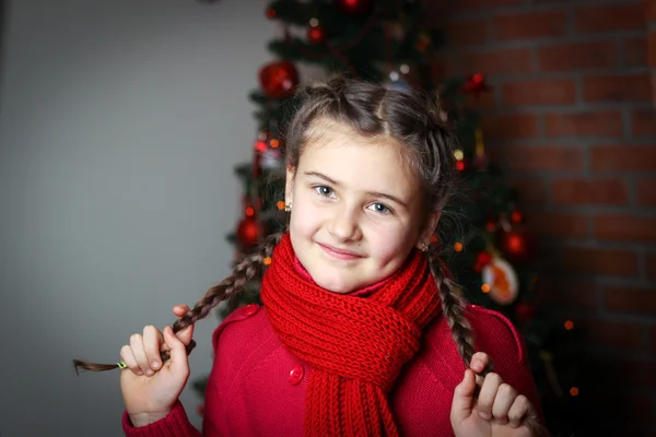 小女孩扎着辫子的红色针织毛衣对 bac — 图库照片