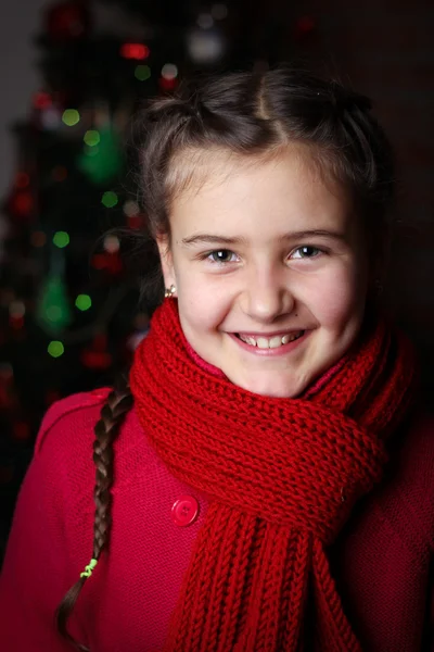 小女孩扎着辫子的红色针织毛衣对 bac — 图库照片