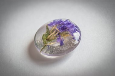 Epoksi reçine flowers_1 ile kristal yapılmış