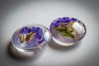 Epoksi reçine ile çiçek kristalleri yapılmış