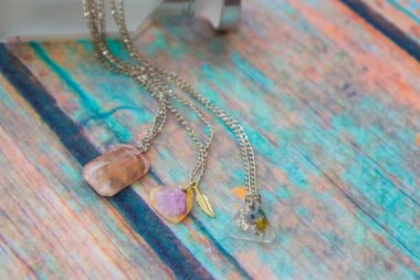 Üç epoksi reçine Kolyeler