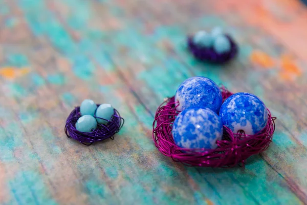 由彩色珠子和金属丝制成的装饰巢 — 图库照片