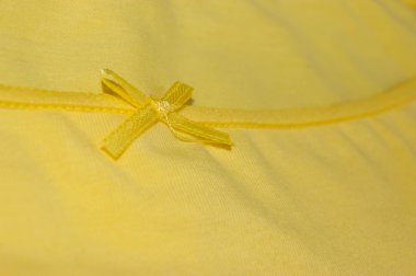 bir yay ile sarı bez