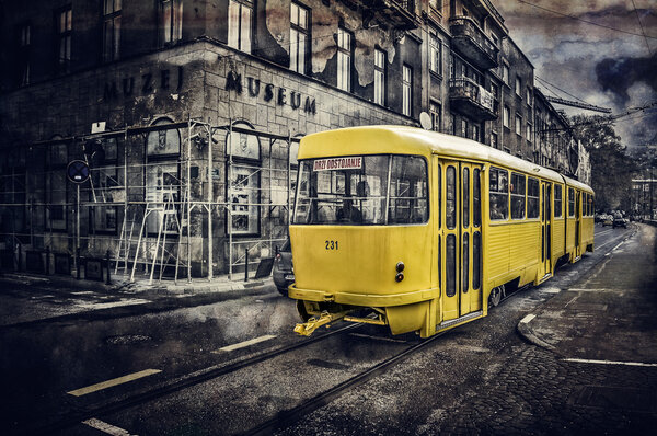 Желтый трамвай на улицах Сараево, Боснии и Герцеговины

