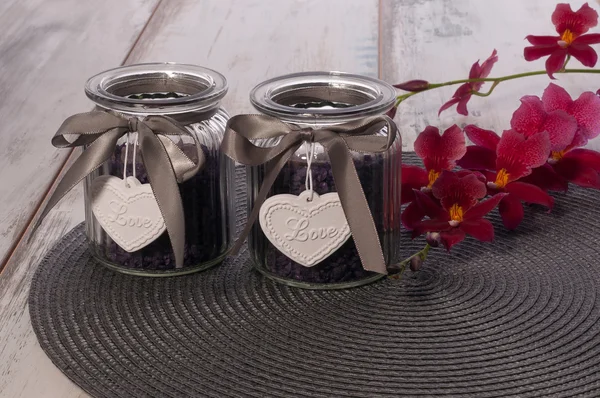 Avizeler ve masaya çiçek arka plan