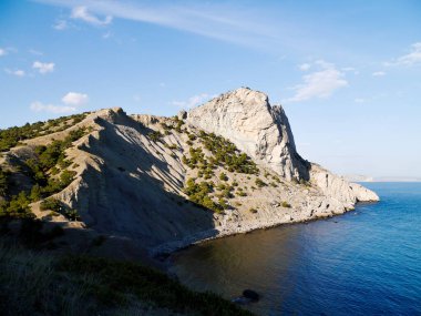Altın Dağ Manzarası. Turuncu Sonbahar Şelalesi. Mavi Dağ Arkaplanı. Yeşil Günışığı Şablonu. Altın Doğal Orman. Sarı Taze Fotoğraf. Mavi Soyut Ortam.