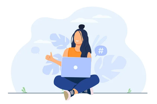 Menina com hashtag para mídia social ilustração vetorial plana. Cartoon vetor personagem blogging e planejamento promoção em rede social. Conceito de tecnologia digital e comunicação. — Vetor de Stock