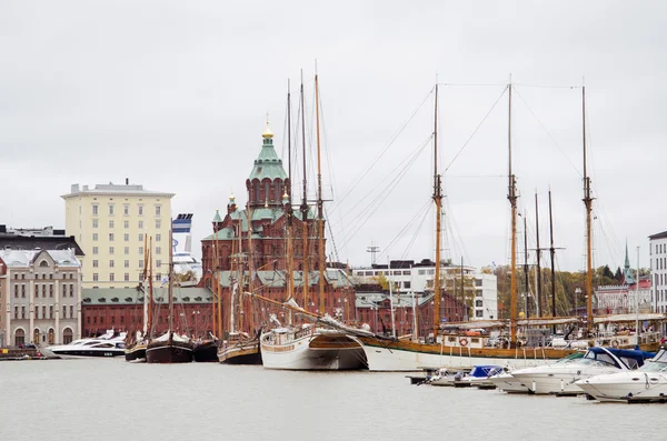 Kanavaranta ve Helsinki Uspenski Ortodoks katedrali görünümü