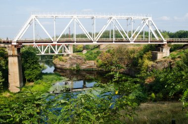 Nehrin karşısındaki demiryolu köprüsü.