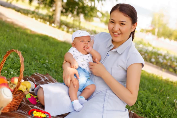 sevimli küçük oğlu anne yaz Parkta piknik üzerinde ile
