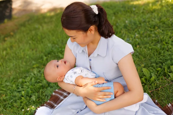 Sevimli küçük oğlu anne yaz Parkta piknik üzerinde ile — Stok fotoğraf