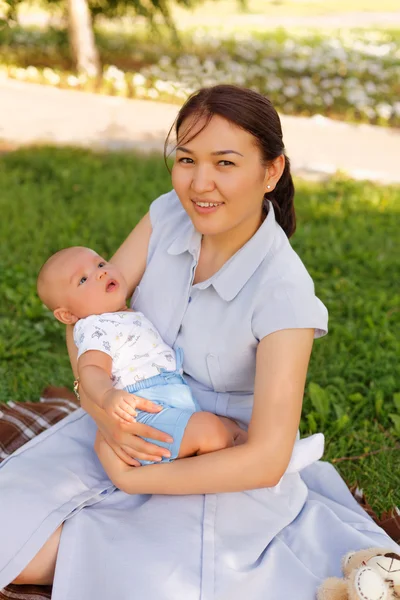 여름 공원에서 피크닉에 어머니와 함께 귀여운 작은 아기 — 스톡 사진