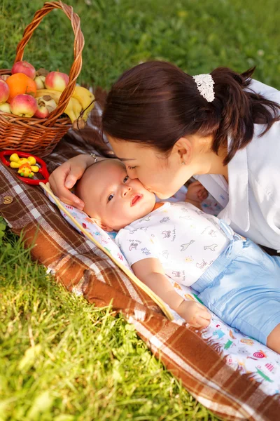 Sevimli küçük oğlu anne yaz Parkta piknik üzerinde ile — Stok fotoğraf