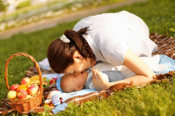 Sevimli küçük oğlu anne yaz Parkta piknik üzerinde ile — Stok fotoğraf