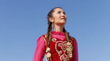 Güzel Kazak kaç bozkır ulusal kostüm içinde