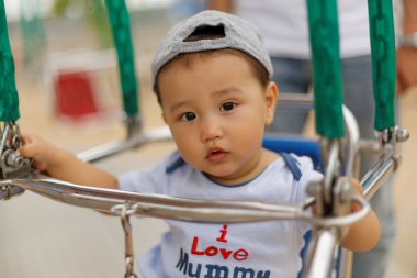 sevimli küçük çocuk anne ve baba parkta yürüyüş